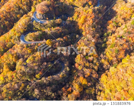 空撮「栃木県」紅葉で秋色に染まった日光のいろは坂 秋 空撮「栃木県」紅葉で秋色に染まった日光のいろは坂 秋 131883976