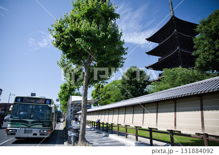 東寺さん　大宮通り市バスと東寺さんの五重塔2 131884092