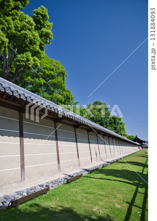 東寺さん　大宮通りからみた凛とした塀と五重塔7 131884093