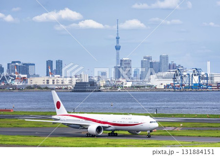 秋の羽田空港 タキシング中の政府専用機とスカイツリー 東京都大田区 秋の羽田空港 タキシング中の政府専用機とスカイツリー 東京都大田区 131884151