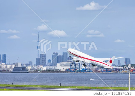 秋の羽田空港　離陸中の政府専用機とスカイツリー　東京都大田区 131884153
