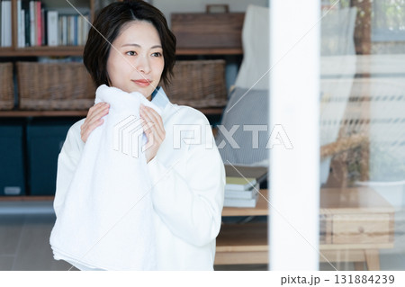 洗濯物の匂いを嗅ぐ若い女性 洗濯物の匂いを嗅ぐ若い女性 131884239