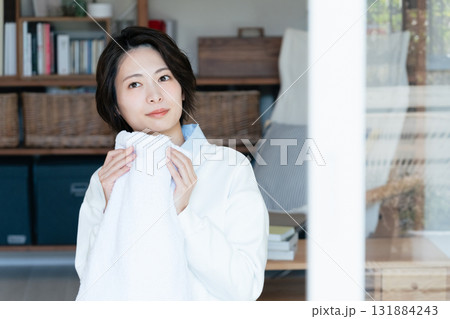 洗濯物の匂いを嗅ぐ若い女性 洗濯物の匂いを嗅ぐ若い女性 131884243