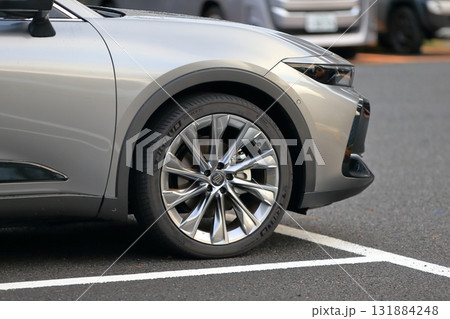 駐車場のセダン　イメージ 131884248