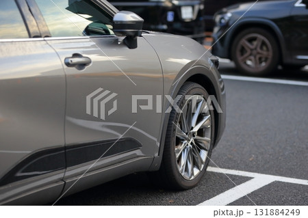 駐車場のセダン　イメージ 131884249