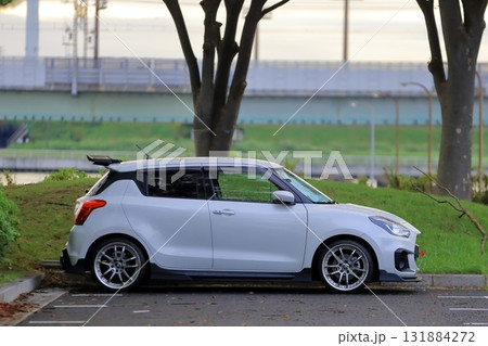 白いコンパクトカー　イメージ 131884272