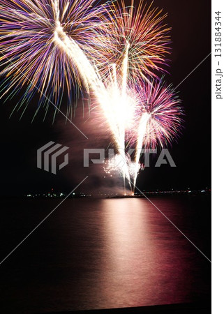 夜空を染める湖上の打ち上げ花火 鹿嶋市花火大会の風景 夜空を染める湖上の打ち上げ花火 鹿嶋市花火大会の風景 131884344