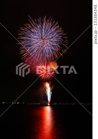 夜空を染める湖上の打ち上げ花火　鹿嶋市花火大会の風景 131884348