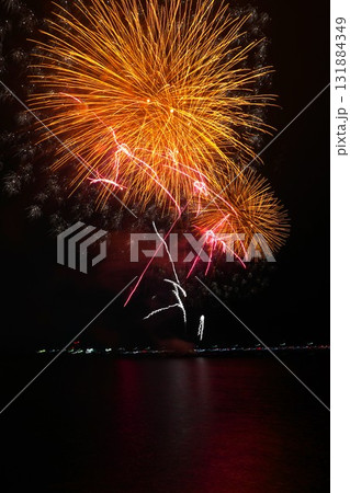 夜空を染める湖上の打ち上げ花火　鹿嶋市花火大会の風景 131884349