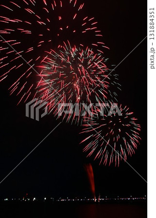 夜空を染める湖上の打ち上げ花火　鹿嶋市花火大会の風景 131884351
