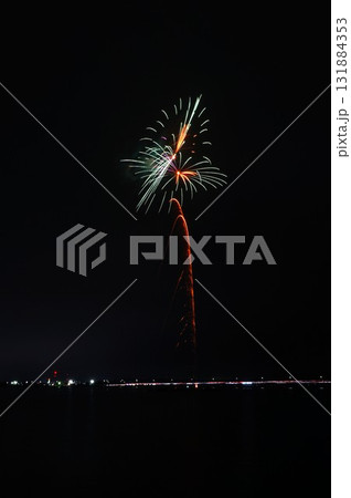 夜空を染める湖上の打ち上げ花火　鹿嶋市花火大会の風景 131884353