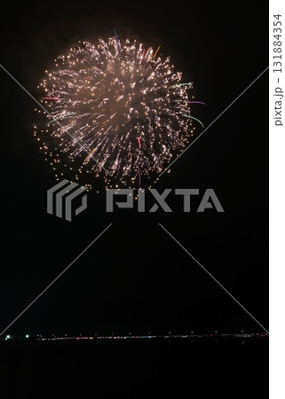 夜空を染める湖上の打ち上げ花火　鹿嶋市花火大会の風景 131884354