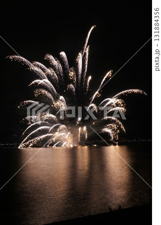 夜空を染める湖上の打ち上げ花火　鹿嶋市花火大会の風景 131884356