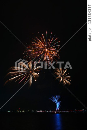 夜空を染める湖上の打ち上げ花火　鹿嶋市花火大会の風景 131884357