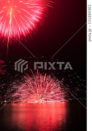 夜空を染める湖上の打ち上げ花火　鹿嶋市花火大会の風景 131884361