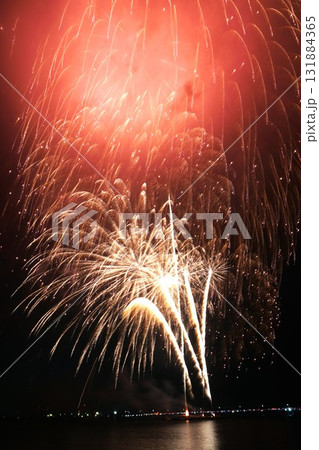夜空を染める湖上の打ち上げ花火　鹿嶋市花火大会の風景 131884365