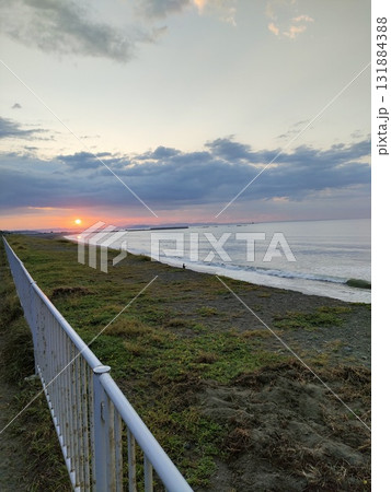 相模湾で臨む朝焼け 相模湾で臨む朝焼け 131884388