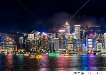 香港　夜のビクトリア・ハーバーと観光船 131884390