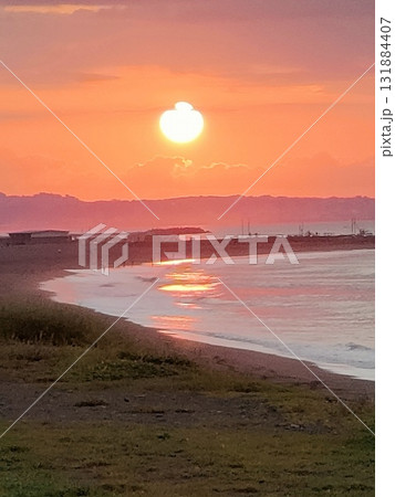 相模湾で臨む朝焼け 相模湾で臨む朝焼け 131884407