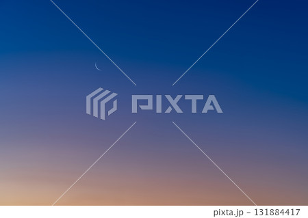 日の残る時間帯に見える二日月(細い月) 日の残る時間帯に見える二日月(細い月) 131884417