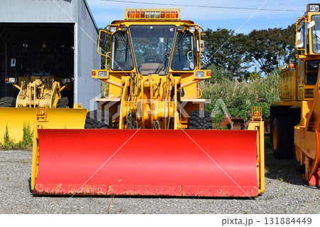 雪国で待機中の除雪車 雪国で待機中の除雪車 131884449