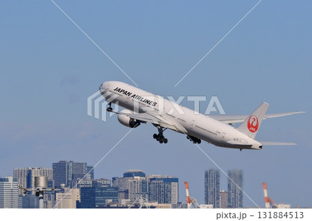 離陸、上昇する旅客機　羽田空港を離陸する旅客機 131884513