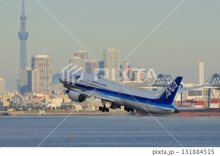 離陸、上昇する旅客機 羽田空港を離陸する旅客機 離陸、上昇する旅客機 羽田空港を離陸する旅客機 131884515