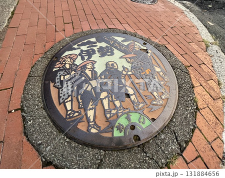 伊勢神宮内宮近くにあるご当地カラーマンホール 131884656