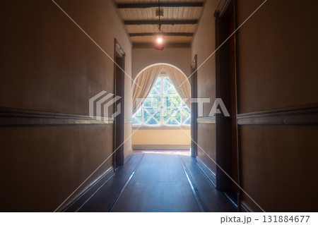 軽井沢　旧三笠ホテルの廊下 131884677