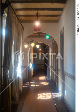 軽井沢　旧三笠ホテルの廊下 131884679