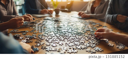 チームでパズルを楽しむ チームでパズルを楽しむ 131885152