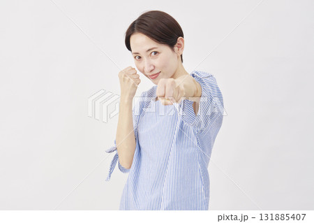 女性　ミドルエイジ　パンチ　白背景 131885407