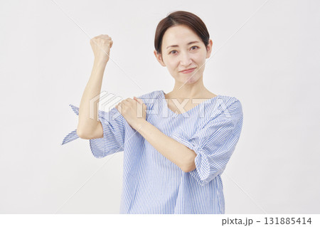 女性　ミドルエイジ　力こぶのポーズ　白背景 131885414