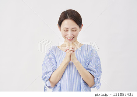 女性　ミドルエイジ　祈る　白背景 131885433