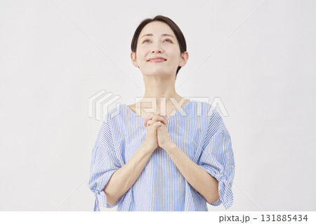 女性　ミドルエイジ　祈る　白背景 131885434