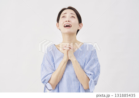 女性　ミドルエイジ　懇願する　白背景 131885435