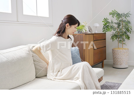 腰痛の妊婦 リビング 腰痛の妊婦 リビング 131885515