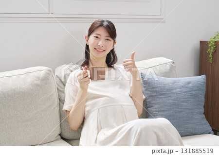 自宅でカフェインレスコーヒーを飲む妊婦 グッドサイン 自宅でカフェインレスコーヒーを飲む妊婦 グッドサイン 131885519
