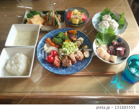 グリルしたチキンとグリル野菜のプレートをメインにお刺身の盛り合わせをセットしたおススメ和定食の一例  131885555