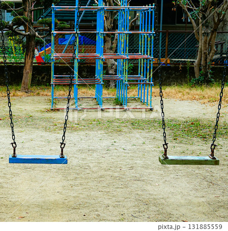 公園に置かれているブランコのある風景 公園に置かれているブランコのある風景 131885559