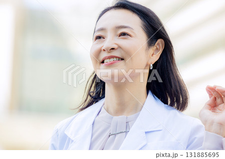 笑顔の女医 131885695