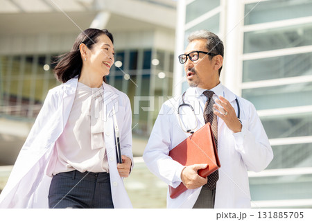 歩く白衣を着た男女 歩く白衣を着た男女 131885705