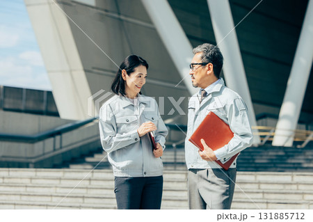 作業着のシニア男女 131885712