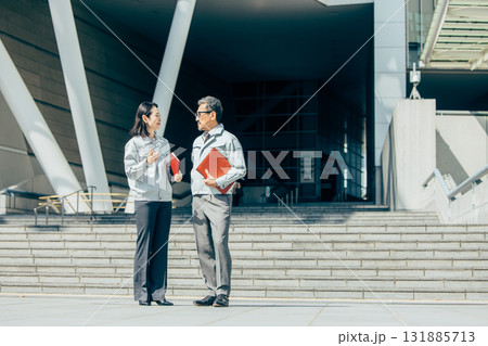 作業着のシニア男女 131885713