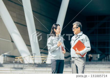作業着のシニア男女 131885714