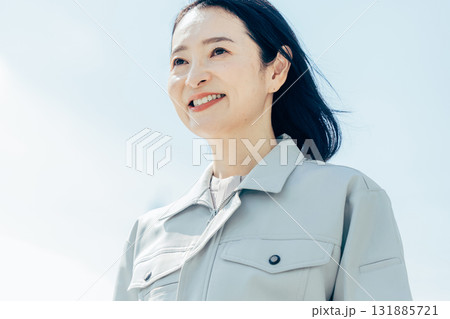 空を見上げる女性作業員 空を見上げる女性作業員 131885721