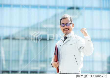 建設現場に立つ作業服の男性 131885727