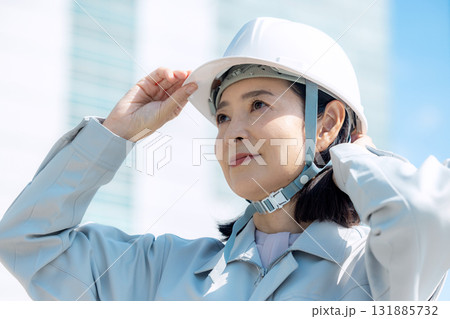 作業服を着たシニア女性 131885732