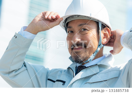 シニアの作業服の男性 シニアの作業服の男性 131885738