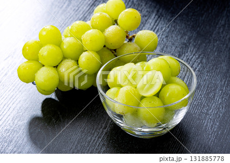 グラスに入ったブドウ 131885778